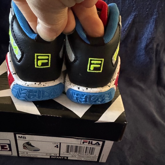 MB Fila Infant/ Toddler Tennis Shoes Sneakers NIB size 4 - Picture 6 of 6